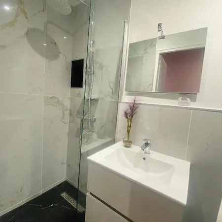 Gare, Avec Sdb Et Wc Privatif ,,, Hotel *